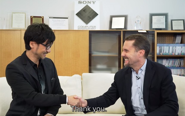 Hideo Kojima, criador da série 'Metal Gear', aperta a mão de Andrew House, CEO da Sony, em vídeo que confirma a parceria dos dois (Foto: Reprodução/YouTube/PlayStation)