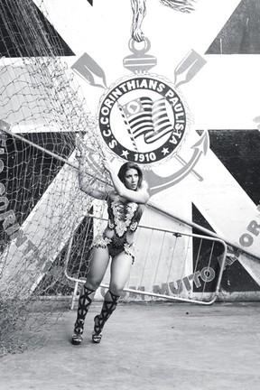 Tati Minerato, rainha da bateria da Gaviões, posa para ensaio de carnaval. (Foto: Iwi Onodera / EGO)