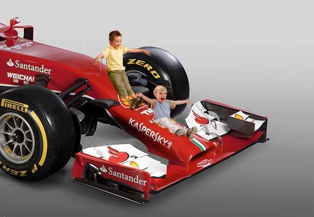 Brinquedo de criança: a Ferrari também ajuda na hora de divertir as crianças (Foto: Reprodução / Facebook)