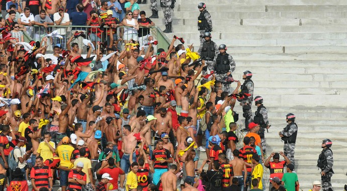 sport torcida polícia violência (Foto: Aldo Carneiro / Pernambuco Press)