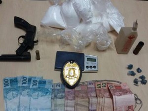 Dinheiro falsificado, arma e drogas foram apreendidos em Portel (Foto: Ascom/PC)