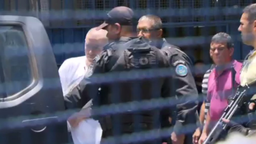 Eike Batista saiu do presídio Ary Franco, na Zona Norte, e seguiu para o Complexo Penitenciário de Gericinó, em Bangu, na Zona Oeste (Foto: Reprodução / Globo News)