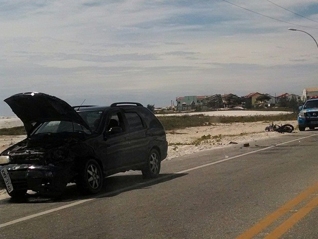 Carro e moto bateram na estrada que liga Arraial do Cabo a Cabo Frio (Foto: Roberto Noronha)