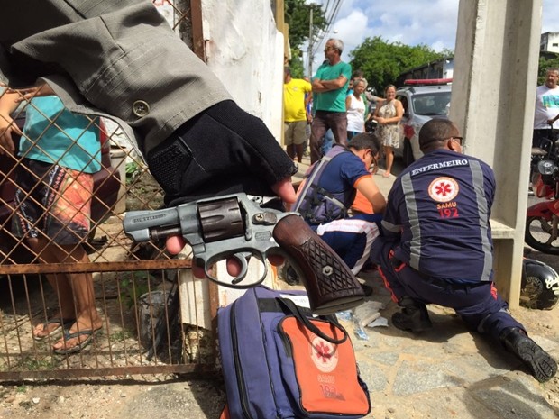 Arma teria sido jogada pela dupla após a troca de tiros com o policial (Foto: Walter Paparazzo/G1)