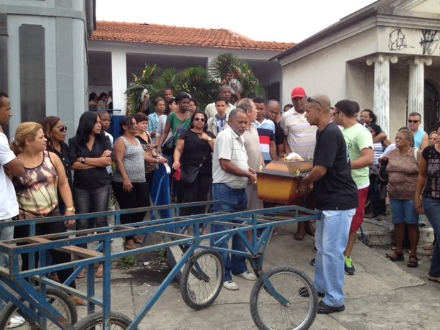 Familiares levam caixão de dançarina de funk em cemitério (Foto: Mariucha Machado / G1)