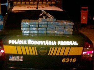 PRF apreende 26 kg de cocaína, pistola e munições na Bahia (Foto: Divulgação/ PRF) PRF apreende 26 kg de cocaína, pistola e munições na Bahia (Foto: Divulgação/ PRF)