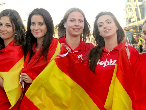 torcedoras no treino da Espanha na Euro (Foto: Victor Canedo / Globoesporte.com)