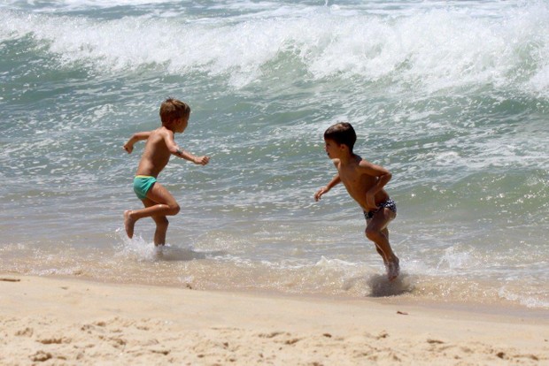 Filhos de Rodrigo Hilbert na praia (Foto: J.Humberto/AgNews)