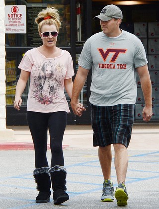Britney Spears e o namorado, David Lucado, em Los Angeles, nos Estados Unidos (Foto: Splash News/ Agência)