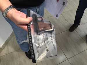 Pistola 6.35 foi usada por médico para matar colega nesta terça em Piracicaba (Foto: Marcello Carvalho/G1)