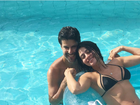 Grávida, Carol Castro curte dia de sol com o namorado na piscina
