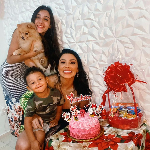 Com os filhos, Jenny Miranda comemora seus 31 anos (Foto: vhassessoria)