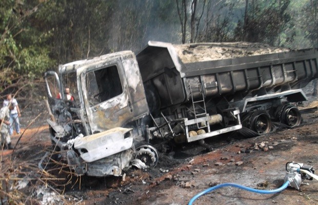 Caminhão pegou fogo após colisão com veículo na GO-060 (Foto: Divulgação/ Corpo de Bombeiros)
