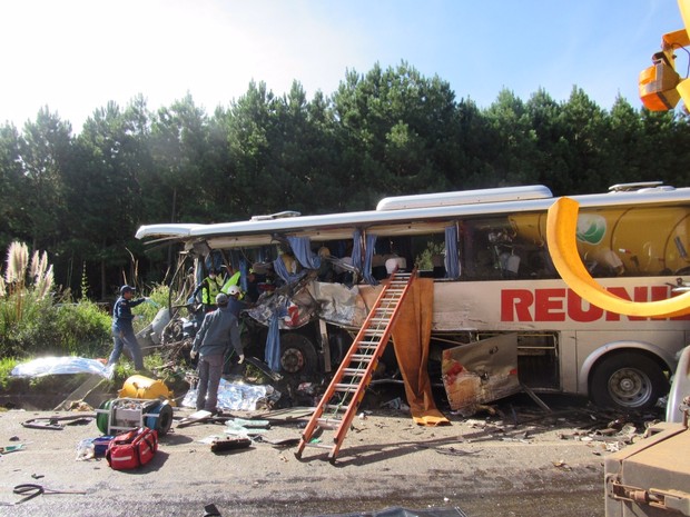 Bombeiros retiraram vítimas de ônibus de acidente Campos Novos (Foto: Fábio Machado/Divulgação)