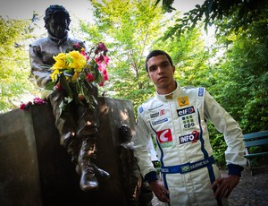 Brasileiro Guilherme Silva da Fórmula Renaul Alps visita monumento a Ayrton Senna em Imola (Foto: Diederik van der Laan / Divulgação)