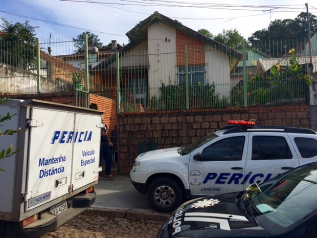Cinco pessoas são encontradas mortas em casa em Porto Alegre (Foto: Alexandre dos Santos/RBS TV)