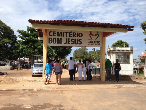 O corpo da jovem foi enterrado no cemitério Bom Jesus, em Paraíso do Tocantins (Foto: Jesana de Jesus/G1)