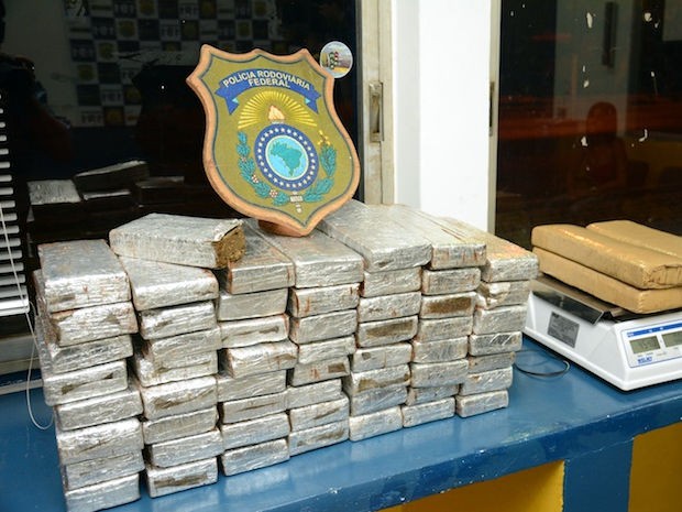 Suspeitas levavam tabletes de maconha durante carona. (Foto: Varlei Cordova/Agora MT)