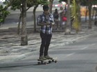 Douglas Sampaio anda de skate na orla carioca