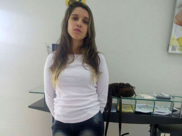 Mulher foi presa suspeita de aplicar golpes em banco e tentar subornar PMs (Foto: PM/Divulgação)