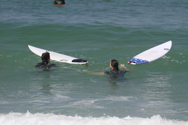 Vladmir Brichta e filho de Adriana Esteves surfando no Rio (Foto: Dilson Silva/Agnews)