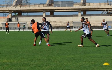 Treino do São Raimundo foi realizado no Colosso do Tapajós (Foto: Michael Douglas/GloboEsporte.com)