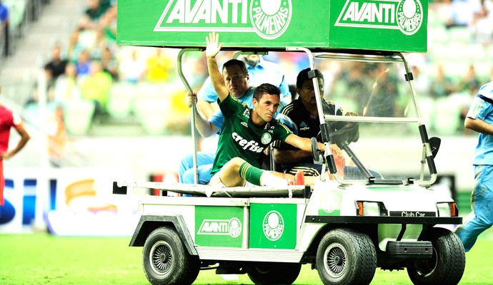 Oswaldo destaca evolução de Allione: 'Ele tem excelente trato com a bola'