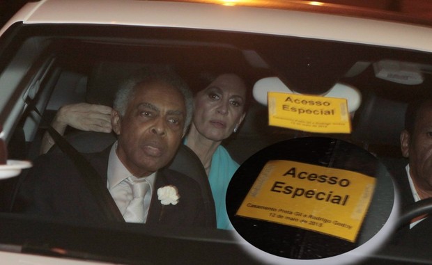 Gilberto Gil no carro com identifocao especial (Foto: Isac Luz/EGO)