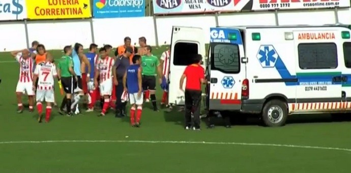 Ambulância Cristian Gómez Atlético Paraná x Boca Unidos Campeonato Argentino (Foto: Reprodução de vídeo) Ambulância Cristian Gómez Atlético Paraná x Boca Unidos Campeonato Argentino (Foto: Reprodução de vídeo)
