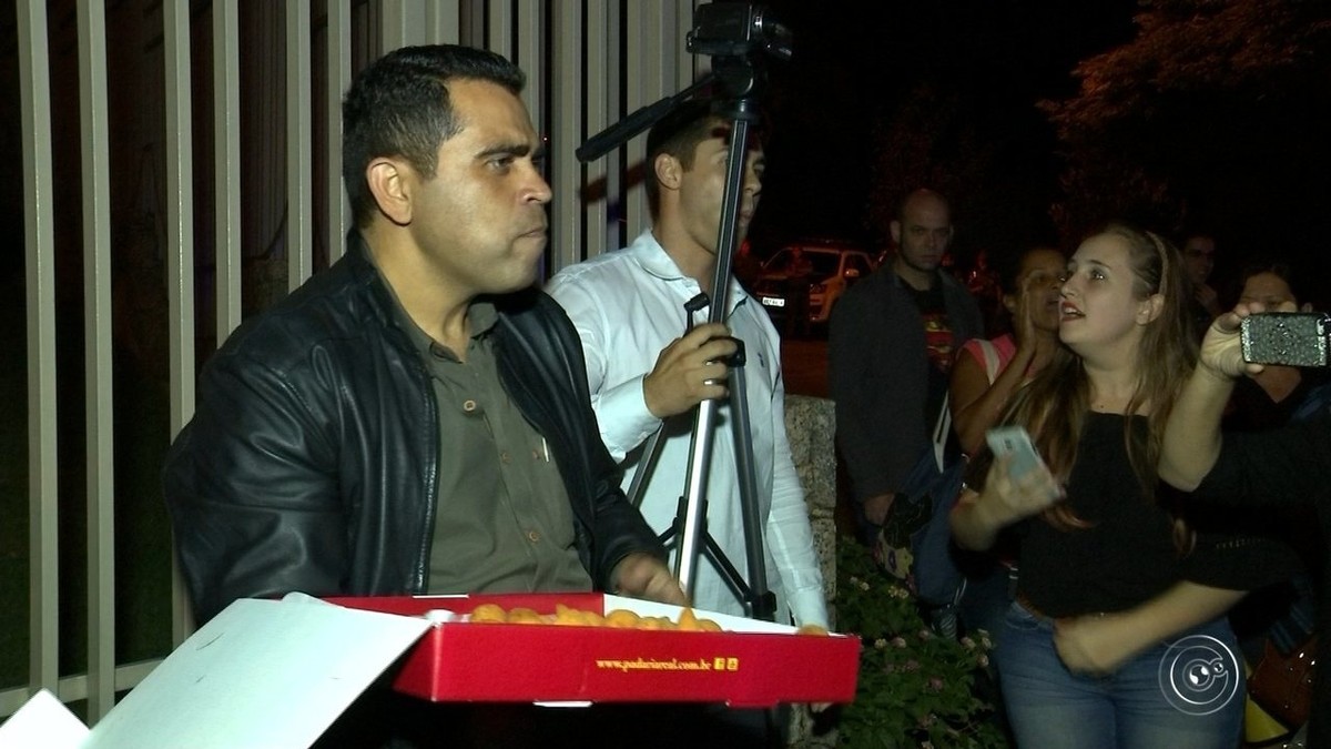 Prefeito oferece coxinhas durante protesto de servidores públicos ... - Globo.com