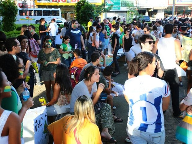 27 AL Jovens se reúnem na Praça do Centenário para mais um dia de protestos em Maceió (Foto: Jonathan Lins/G1)