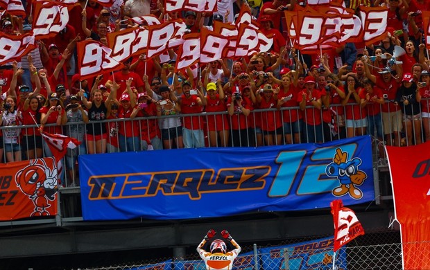 Marc Márquez comemora vitória no GP da Catalunha de MotoGP com a torcida (Foto: Divulgação)
