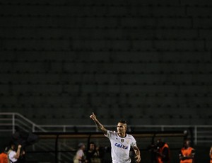 Guerrero comemora gol do Corinthians sobre o Millonarios (Foto: Reuters)