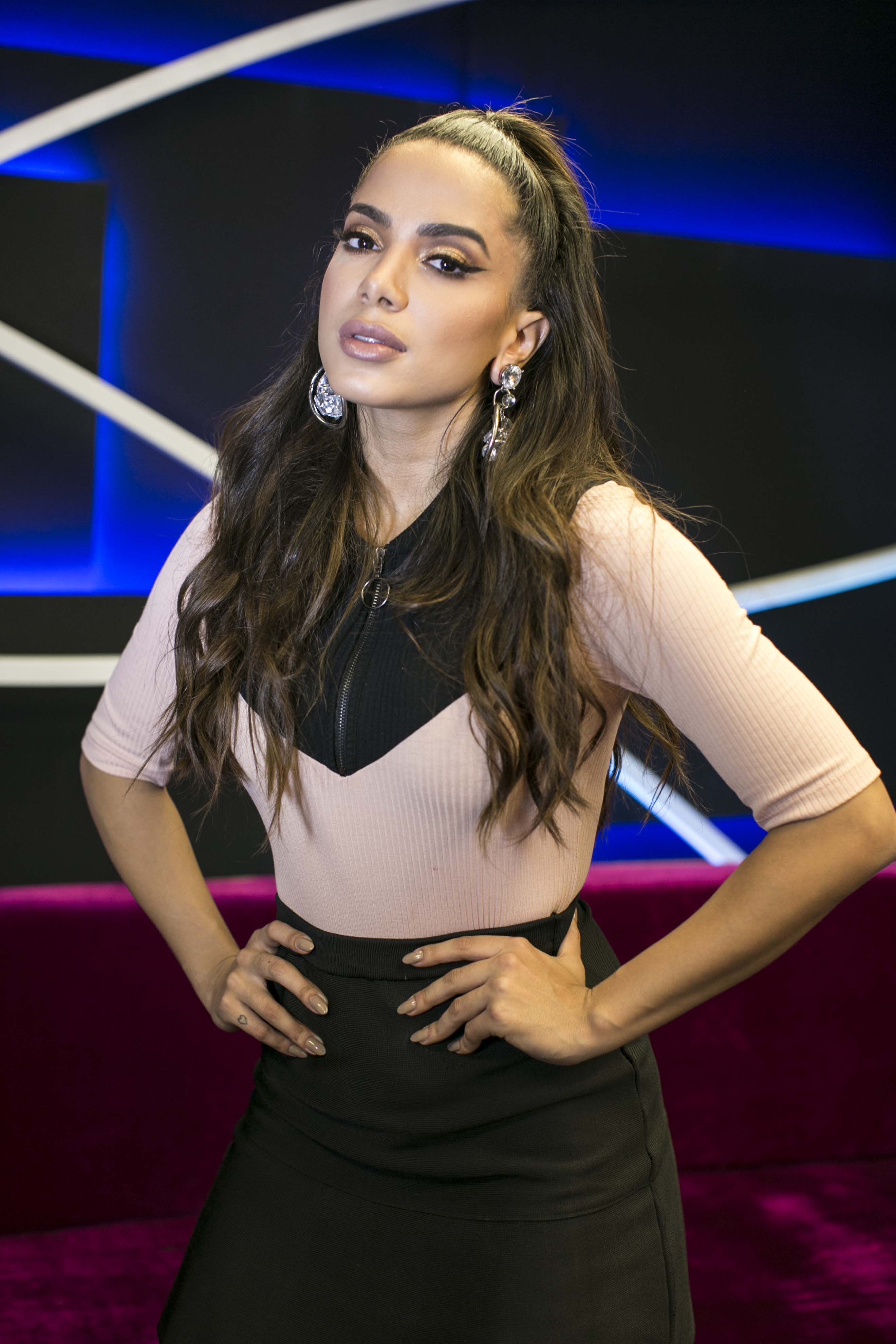 Anitta usa look arrasador para receber Melanie C, Sandy, Tiago Iorc e