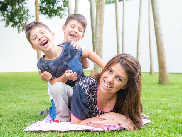 dia das mães - SC - A ortodontista Karina Peixoto com os gêmeos Frederico e Vicenzo (Foto: Emerson Leal Fotografia/Divulgação)