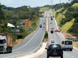 Rodovias do entorno estão sendo duplicadas para atender ao fluxo de veículo na região do Polo de Camaçari, na Bahia (Foto: Egi Santana/G1 BA)