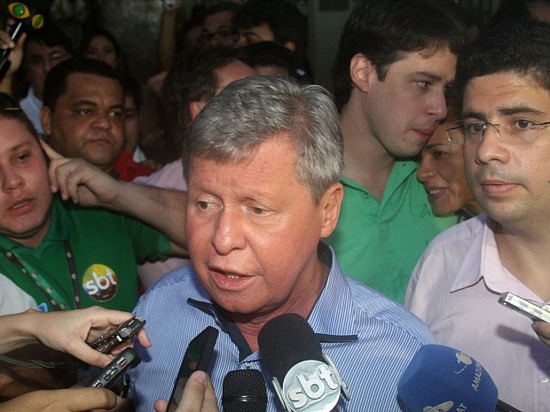 No TSE, Artur Neto fala com jornalistas após o anúncio da vitória (Foto: Frank Cunha/G1 AM)