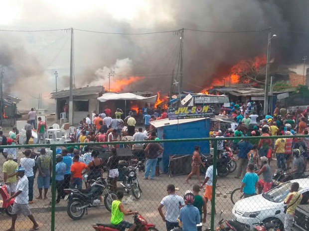 Incêndio atingiu Feira do Rolo, em Feira de Santana (Foto: Aldo Matos/Acorda Cidade)