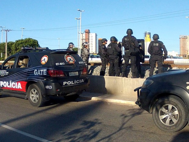 Polícia chegou ao local para conter ato de destruíção dos bancos (Foto: TV Verdes Mares/Reprodução)