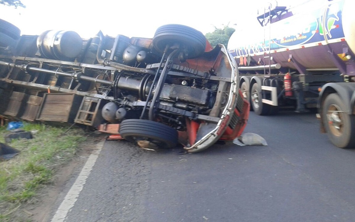 Homem morre após caminhão tombar na rodovia Assis Chateaubriand - Globo.com