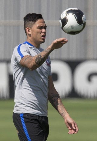 Sem folga, Luciano faz trabalho físico para tentar retomada no Corinthians