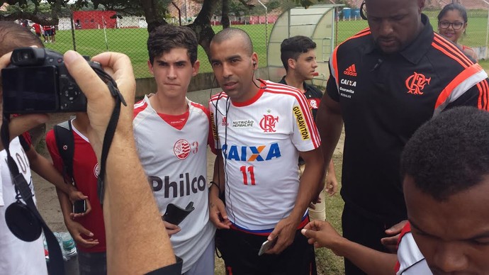 Emerson Sheik e torcedores em Recife (Foto: Fred Gomes/ GloboEsporte.com)