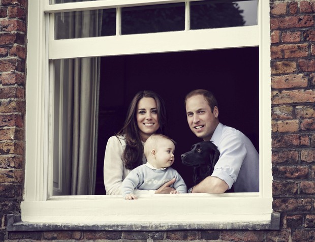 Kate Middleton e príncipe William com o filho, George (Foto: REUTERS/Jason Bell/Pool)