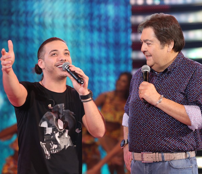 Cantor cantou sucessos no palco do 'Domingão' (Foto: Carol Caminha/Gshow)