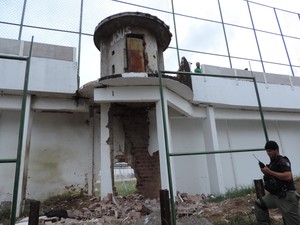 Guarita foi atingida pela explosão, que abriu um buraco na muralha do Presídio Frei Damião de Bozzano, no Complexo do Curado, no dia 23/01/2016 (Foto: Katherine Coutinho / G1)