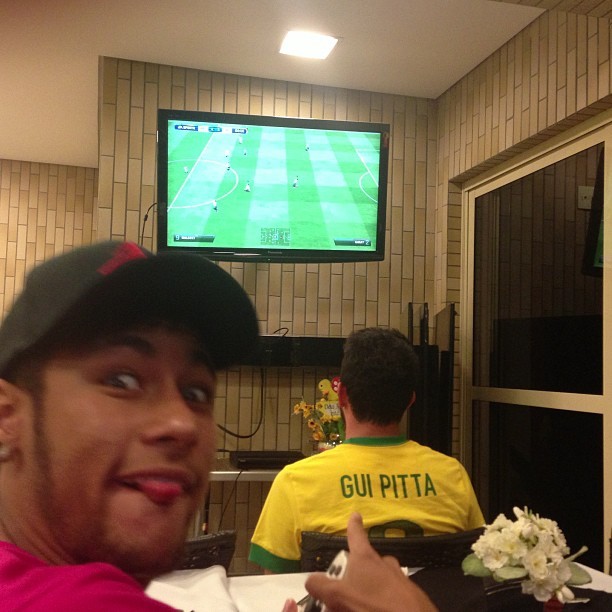 Neymar joga videogame com amigo (Foto: Instagram/ Reprodução)