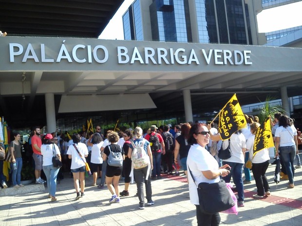 Professores em greve chegam ao prédio da ALESC na tarde desta terça-feira (28) (Foto: Sinte-SC/Divulgação)