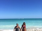 Andressa Ferreira posta foto romântica em praia com Thammy