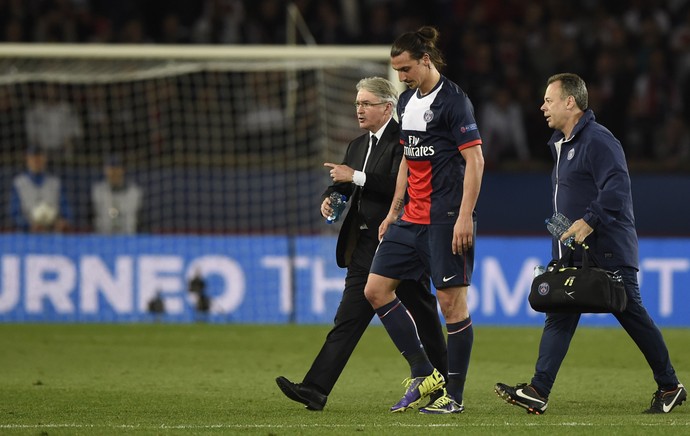 Ibrahimovic sai de campo sentindo lesão (Foto: AFP) Ibrahimovic sai de campo sentindo lesão (Foto: AFP)