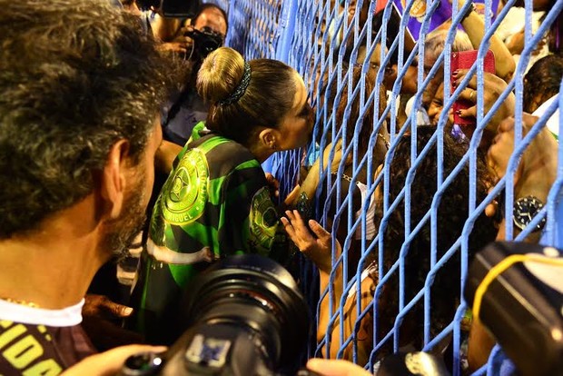 Claudia Leitte com os fãs na Sapucaí (Foto: Roberto Teixeira/EGO)